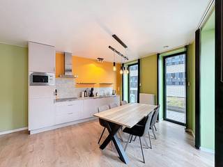 Het appartement kent de volgende indeling:Eerste verdieping:-Ruime inkomhal-Open leefruimte met keuken, voorzien van alle toestellen.-De leefruimte geeft uit op het bijzonder ruim terras dat rond het appartement ligt.-Apart toilet-Berging met aansluiting voor wasmachine en droogkast-Badkamer met douche en lavabomeubel-Twee volwaardige slaapkamersBijzonderheden:-Gemeubelde verhuur mogelijk-Beschikbaar per direct-EPC A-Fietsen- en vuilbakkenberging-Gemeenschappelijke kosten (provisie 100 euro/maand)-Mogelijkheid tot bijhuren van dubbele autostaanplaats 130 euro/maand