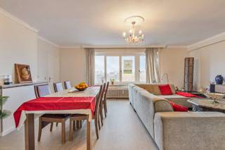 <span><span>GROOT GROTER GROOTST. Beleef dit royaal appartement met ons.<br />Gelegen op de 3° en hoogste verdieping van een kleinschalige residentie. De praktische indeling en veel ruimte staan garant voor vele jaren woongenot. Dit comfortabel en onderhoudsarme appartement ligt op loopafstand van het bruisende centrum en slechts op 1.400 meter van het strand en de Noordzee. Een levendige woonlocatie die nooit verveelt met vrij uitzicht richting de zee.<br /><br />Het appartement met 132 m<sup>2 </sup>(!) aan bewoonbare oppervlakte, is met de leefruimte en de afzonderlijke keuken gericht op het zuiden. Deze ligging, in combinatie met de raampartijen, zorgt voor veel daglicht in het appartement en daardoor een plezierig leefklimaat. Drie slaapkamers waarvan de masterbedroom met directe toegang tot de badkamer voorzien van een ligbad. De tweede slaapkamer geeft toegang tot een klein balkon aan de achterzijde van het gebouw. Derde aanpalende slaapkamer met extra privacy dankzij een afzonderlijke toegang. Ideaal voor combinatie woon/werken.<br /><br /><u>De indeling van de ruimtes is als volgt</u>:<br />Inkomhal met apart gastentoilet - 3 slaapkamers (17 m<sup>2</sup>, 9 m<sup>2</sup> en 16 m<sup>2</sup>) – badkamer met ligbad – zonnige woonkamer – afzonderlijke keuken – balkon.<br /><br /><u>Enkele troeven</u>:</span></span>
<ul>
<li><span><span>Uitstekende ligging en oriëntatie;</span></span></li>
<li><span><span>Lift;</span></span></li>
<li><span><span><strong>3 slaapkamers</strong>;</span></span></li>
<li><span><span>Instapklaar en goed onderhouden,</span></span></li>
<li><span><span><strong>Gunstig energielabel C</strong>. Geen renovatieverplichting;</span></span></li>
<li><span><span>Dak vernieuwd in zomer 2025;</span></span></li>
<li><span><span>Op de stadsrand van Oostende;</span></span></li>
<li><span><span>Voldoende gratis parkeergelegenheid in de omgeving.</span></span></li>
</ul>
<span><span>Wenst u meer info of een bezichtiging? Contacteer ons kantoor op het nummer 051 50 11 51 of per email via diksmuide@diksimmo.be.</span></span>