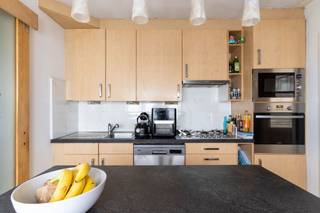 Gezinswoning met 160 m² woonruimte, te moderniseren veranda en tuin – Burcht – €289.000

Ruime gesloten bebouwing met 160 m² woonoppervlakte, droge kelder, veranda (te moderniseren), interne gang naar de tuin en 3 à 4 slaapkamers.
De keuken is degelijk maar ouder (±15 jaar). Achterbouw heeft potentieel; dak en ramen te vernieuwen.

Kenmerken:

160 m² woonruimte
212 m² perceel
Veranda te moderniseren
Tuin met vijver

EPC C
Asbestveilig asbestattest
Overstromingsscore A/A (geen overstroming gemodelleerd)

Bushaltes &amp; school op wandelafstand
Station 8 min fietsen
Dichtbij oprit E17 / R1

Vraagprijs: €289.000