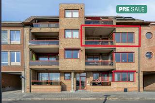 Dit appartement is gelegen aan de Kaai in Boom, binnen de verzorgde Residentie De Veerdam, met een uniek uitzicht over de oevers van de Rupel.Bent u op zoek naar een plek waar rust en bereikbaarheid samenkomen? Dit prachtig gelegen vastgoed biedt u een panoramisch zicht op het water, terwijl u zich op wandelafstand van het centrum van Boom en recreatiedomein De Schorre bevindt. Dankzij de nabijheid van de A12 en E19 geniet u bovendien van een vlotte verbinding richting Antwerpen, Brussel en Mechelen.De indeling van dit appartement ziet er als volgt uit:-Ruime inkomhal voorzien van een gastentoilet.-Leefruimte: lichtrijke woonkamer met directe toegang tot het terras.-Keuken: ingerichte keuken -Slaapkamer 1 : circa 15 m² met toegang tot terras -Slaapkamer 2 : circa 12m²-Badkamer: uitgerust met een nieuwe inloopdouche, dubbele lavabo en een tweede toilet.-Berging: praktische wasplaats en extra bergruimte in het appartement zelf.-Buitenruimte: twee terrassen (6 en 4 m²) waarvan één met een mooi zicht op de Rupel.Dit aanbod is inclusief een ondergrondse autostaanplaats en een ruime kelderberging , wat een grote troef is in deze buurt. Het appartement heeft een goede energiescore : Label BDe eigendom wordt aangeboden via de Pre-sale formule. Op 01/04/2026 tussen 10:00 en 18:00 kan u de woning op afspraak komen bezichtigen en een bod uitbrengen. De vermelde prijs is een instelprijs. Voor meer info, gelieve contact op te nemen met de dossierverantwoordelijke.