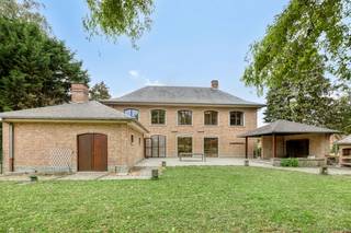 Deze mooie, statige villa in open bebouwing bevindt zich in Bunsbeek, een deelgemeente van Glabbeek wordt aangeboden met een prijs VANAF € 699.000. De villa biedt vele royale en aangename leefruimtes op het gelijkvloers en een dubbele inpandige garage. De verdieping biedt een kamer met en-suite badkamer en dressing, een kamer met en-suite badkamer, 4 extra kamers en een derde badkamer. Zowel de voor- als de achtertuin van de eigendom zijn aangelegd en in de omheinde tuin achter de woning is er een zonneterras met daarnaast een mooie pergola.
Omvattende:
Gelijkvloers: inkomhal, vestiaire, centrale lobby, ontvangstruimte, polyvalente kamer, zit- en eetkamer, keuken, tussenhal, inkomhal achteraan, bijkeuken en wasplaats, 2 toiletruimtes, doorgang en dubbele garage
Eerste verdieping: gaanderij, master bedroom met en-suite dressing en badkamer, slaapkamer met en-suite badkamer, nachthal, linnenkamer, 4 kamers, badkamer, toiletruimte
Zolderverdieping: nachthal en geïsoleerde zolderruimte
Oprit, terras en tuin, bijgebouw: oprit, omheinde tuin met terras en pergola, bijgebouw
Ligging: de villa bevindt zich in Bunsbeek, een deelgemeente van Glabbeek. Bushaltes zijn vlakbij, het station van Tienen bevindt zich op 5 km en de aansluiting met de E40 op een 8-tal km.
Bekijkt u dit pand via één van onze aanverwante websites, dan verwijzen wij u graag door naar onze eigen website VOOR MEER FOTO'S EN EEN RUIME OMSCHRIJVING