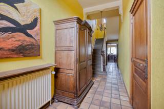 OPEN KIJKDAG: zaterdag 22/08/2026 van 14 tot 16 uur. <br />Deze mooie woning is gelegen in het prachtige Landen en biedt alles wat je zoekt. <br /><br />De woning beschikt over 3 slaapkamers en heeft een bewoonbare oppervlakte van 200 m² wat zorgt voor voldoende leefruimte voor het hele gezin. Na de inkomhal, komt u uit op de grote leefruimte met eetkamer met een gezellige open haard. Aansluitend ziet u de mooie keuken voorzien van alle toestellen. De badkamer is voorzien van een inloopdouche en aparte lavabo. <br />Naar de zolder toe is er een vaste trap zodat u hier gemakkelijk nog bijkomende kamers kunt maken of man cave of hobbyruimte. Met een ruime tuin en terras op het zuiden, kun je optimaal genieten van de zonnige dagen of BBQ. <br /><br />Kortom, deze woning biedt alles wat je zoekt in een ideale gezinswoning, met voldoende ruimte, een zonnige tuin en tal van mogelijkheden. Graag een bezoek? Bel Luc van LED-ON-IMMO op het nummer 0479 73 76 94 of mail naar info@ledonimmo.be. Tot gauw ;)