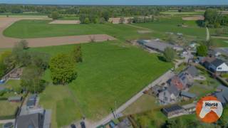 ERPE-MERE - Bouwgrond voor open bebouwing met weiland<br /><br />Deze uniek gelegen bouwgrond voor open bebouwing, met een oppervlakte van 4a 40ca en deel uitmakend van een totaal perceel van 76a 40ca bevindt zich als laatste perceel in de woonzone, in een zeer rustige straat. <br />Het perceel is volledig zuidwest gericht. <br /><br />Er kan een woning gebouwd worden met een bouwzone van 150 m² per verdieping en een dubbel verdiep is mogelijk. De dakvorm is vrij te kiezen, ook een plat dak is toegelaten. <br />Binnen de 50 meter van de woning is er bovendien mogelijkheid om een stal te bouwen voor paarden of hobbydieren. <br /><br />Een uitzonderlijke aanbieding! Voor meer informatie of een bezoek, mag u ons steeds contacteren: 053/60.65.66