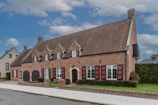 Exclusieve riante villa in het hart van Geel. <br /><br />Bent u op zoek naar een uitzonderlijke eigendom waar ruimte, klasse en topligging samenkomen?<br /><br />Op een ruim perceel in het bruisende hart van Geel bevindt zich deze indrukwekkende, riante villa. <br />Deze statige eigendom onderscheidt zich door haar royale volume (624 m²), talrijke mogelijkheden en uitstekende ligging. Met maar liefst 5 slaapkamers (mogelijkheid voor meer slaapkamers), 2 badkamers en dubbele garage biedt deze villa alle ruimte voor een groot gezin of voor wie graag geniet van een luxueuze woonomgeving. <br /><br />Een bijzondere troef is het afzonderlijke gedeelte met eigen inkom, ideaal voor het uitoefenen van een vrij beroep, thuispraktijk of kantoor aan huis. Hierdoor kunnen wonen en werken perfect gecombineerd worden maar toch met behoud van de nodige privacy. <br /><br />De absolute troeven nog eens op een rij:<br />- Karaktervolle villa met uitzonderlijk veel ruimte<br />- 5 slaapkamers en 2 badkamers<br />- Dubbele garage<br />- Ruim perceel op een toplocatie<br />- Afzonderlijk gedeelte voor thuispraktijk, kantoor, ... met eigen inkom<br />- Geen renovatieverplichting<br /><br />Kortom: een exclusieve woonkans voor wie net dat tikkeltje meer zoekt. <br /><br />Laat u charmeren door de uitstraling en mogelijkheden en plan uw bezoek op het nummer 014 58 02 08 of via info@immovl.be!