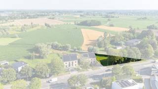 Op zoek naar een prachtig gelegen hoekperceel te Buggenhout? Dan kan deze villagrond gelegen op een centrale locatie, met een uitstekende verbinding naar Brussel, Antwerpen en Gent. Niettemin geniet je hier van rust en groen, met in de buurt het Buggenhout-bos. Winkels, scholen, openbaar vervoer, je hebt er alles binnen handbereik. Deze bouwgrond heeft een oppervlakte 1.130 m² en geen bouwverplichting. Voor meer info bel naar Hyboma op 051/480 980.