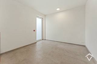 Dit mooi instapklaar appartement is gelegen op het gelijkvloers van een kleine residentie te Leke, bestaande uit 3 appartementen. <br /><br />Het appartement bestaat uit: inkomhal - toilet - living - keuken - terras - tuin - berging - nachthal - 2 slaapkamers - badkamer - garage - gemeenschappelijke fietsenberging.<br /><br />Kortom een lichtrijk nieuwbouwappartement waar u intens kunt genieten van een unieke woonbeleving.<br /><br />Troeven: <br />- centrale ligging <br />- zéér gunstig EPC 11 kwh / (m²jaar), BEN<br />- attest goedgekeurde elektriciteit<br />- instapklaar<br /><br />Direct vrij. Huurprijs 775 €/mnd.