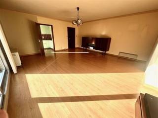 <p><span> </span></p><p><span>Centraal gelegen appartement in Oudenaarde</span></p><p><span> </span></p><p><span>Ontdek dit charmante appartement, ideaal gelegen in het bruisende centrum van Oudenaarde. </span></p><p><span>Dankzij de centrale ligging bevinden winkels, horeca, openbaar vervoer en het station zich op wandelafstand. </span></p><p><span>Het appartement bevindt zich in een verzorgde residentie en biedt een aangename combinatie van comfort en praktisch wonen. </span></p><p><span>De lichtrijke living geeft rechtstreeks toegang tot een ruim zuidgericht terras, ideaal om te genieten van rustige momenten buiten. <br />Aansluitend bevindt zich de keuken.</span></p><p><span>Verder beschikt het appartement over een douchekamer, een afzonderlijk toilet en twee volwaardige slaapkamers.</span></p><p><span>Extra troef is de ondergrondse staanplaats en de ruime bergruimte, die perfect kan dienen als hobbyruimte of wasplaats.</span></p><p><span> </span></p><p><span>Dit appartement is perfect voor starters, singles, koppels of als slimme investering.</span></p><p><span> </span></p><p><span>Neem contact op via jurgen@immodhondt.be </span></p>