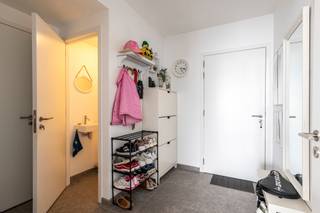 <strong>Huurprijs: 1.125 EUR per maand<br />+ 100 EUR per maand voor ondergrondse autostaanplaats en berging<br />+ 175 EUR per maand gemeenschappelijke kosten<br />Kosten plaatsbeschrijving zijn 50/50 te betalen door huurder en verhuurder<br />Huurwaarborg = 3 maanden huur<br />Beschikbaar: 01/06/2026<br /><br /></strong><strong>BEZOEK AANVRAGEN EN KANDIDAAT STELLEN VIA ONZE WEBSITE: www.deboerenpartners.be</strong><br />Indien u een bezoek wenst aan te vragen aan dit eigendom te huur, dan kan dit enkel via het aanvraagformulier op onze website. U zoekt het betreffende eigendom onder ons 'aanbod te huur', en klikt daarna bovenaan op 'bezoek inplannen'.<br />Daarna doorloopt u alle stappen en vult u de gevraagde gegevens in. Wij behandelen uw aanvraag binnen de 2 werkdagen en contacteren u daarna. Omwille van het grote aantal aanvragen, worden verzoeken via Immoweb, Immoscoop of Spotto niet behandeld.<br /><br /><span>Beschrijving van het appartement:<br /></span><br />Dit prachtige appartement in het hartje van Turnhout biedt een uitstekende woonervaring. Dit appartement van 111m² bevindt zich op de derde verdieping van de Turnova Toren. Het omvat een inkom met vestiaire, toilet, leefruimte met eetkamer op parket, open keuken (ingericht met combi-oven, koelkast met vriesvak, keramische kookplaat, vaatwasser en telescopische dampkamp met koolstoffilter), bijkeuken, 2 slaapkamers op parket, badkamer en een uniek terras van 17m² (westgericht).<br /><br />Tevens beschikt het appartement over een ondergrondse parkeerplaats (P477). <br />Daarnaast is er ook een private berging (B34).<br /><br /><span>Bijzonderheden:</span><br />- Lift aanwezig<br />- ondergrondse autostaanplaats en berging<br />- Centrale ligging nabij winkels, openbaar vervoer, scholen en station <br />- Energiezuinig appartement met energielabel A