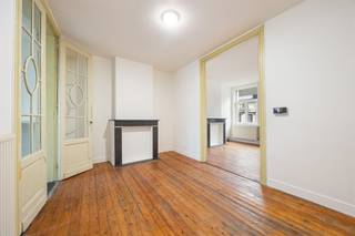 <p><span> </span></p><p><span>Wonen op een toplocatie, vlak bij de Paardenmarkt en het Eilandje? Dit appartement van ca. 54 m² op de derde verdieping combineert een authentiek karakter met hedendaags comfort. Ideaal als eerste woning of als slimme investering.</span></p><p><span> </span></p><p><span>Sfeervol, authentiek &amp; licht</span></p><p><span>De leefruimte heeft een warme houten vloer, hoge plafonds en een sierschouw die meteen in het oog springt. Dankzij de grote ramen geniet je van veel natuurlijk licht, terwijl de dubbele glazen tussendeuren met ronde motieven zorgen voor extra karakter en een open gevoel.  Via de charmante doorgang bereik je de ruime slaapkamer (ca 17m²), eveneens op houten vloer en voorzien van een tweede sierschouw. De kamer ligt aan de rustige achterzijde en sluit rechtstreeks aan op de keuken.  De keuken heeft een leuke retrotegelvloer en is uitgerust met voldoende kasten, een gasfornuis en een dubbele spoelbak. Handig: hier vind je ook een douchecabine — ideaal voor wie houdt van efficiënt ruimtegebruik. De aparte wc met tegelvloer vervolledigt het geheel.</span></p><p><span>Bovendien is er nog een extra kelder berging aanwezig.</span></p><p><span> </span></p><p><span>Leven in de Oude Buurt</span></p><p><span>Je woont hier in de charmante Lange Noordstraat, tussen de Paardenmarkt en de universiteitsbuurt, midden in het historische centrum van Antwerpen. De buurt bruist van gezellige cafés, restaurants en buurtwinkels, en met het Eilandje en Park Spoor Noord vlakbij heb je ook het groen binnen handbereik. Openbaar vervoer en fietsstations liggen op wandelafstand, en met de auto zit je snel op de Leien of de Ring.</span></p><p><span> </span></p><p><span> </span></p><p><span> </span></p>