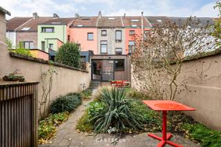 Karperstraat 29, in het centrum van Gent en vlak bij De Visserij, bevindt zich deze rijwoning met drie slaapkamers. De locatie is eenvoudigweg goed: een rustige straat met snelle verbindingen naar het stadscentrum, buurtwinkels, horeca en openbaar vervoer. Ook de fiets- en wandelroutes langs het water liggen op korte afstand, wat het dagelijks leven praktisch en aangenaam maakt.<br /><br />Op het gelijkvloers kom je binnen via de inkomhal. Rechts bevindt zich de leefruimte, links loop je door een tweede leefruimte richting de keuken. De keuken is ruim en geeft uit op een zonnige tuin die weinig onderhoud vraagt. De woning beschikt daarnaast over een droge kelder, ideaal voor stockage.<br /><br />De woning is instapklaar, al kunnen sommige ruimtes een verfrissing gebruiken om alles naar huidige normen en smaak te brengen. De indeling is bijzonder doordat er zich op elk verdiep één slaapkamer bevindt.<br />Op het eerste verdiep ligt de grootste slaapkamer.<br />Op het tweede verdiep bevindt zich een tweede slaapkamer.<br />Op het derde verdiep ligt een derde kamer die iets minder vlot bereikbaar is, maar zeker bruikbaar als slaapkamer, bureau of hobbyruimte.<br /><br /><strong>Met een bewoonbare oppervlakte van ca. 156 m², een perceel van 121 m² en een EPC C (228) biedt deze woning ruimte, een degelijke basis en een correcte energetische score.</strong><br /><br />Een aangename woonplaats in een centraal gelegen buurt die door veel Gentenaars gewaardeerd wordt vanwege de rust en de bereikbaarheid.<br />Contacteer ons om een afspraak in te plannen en kom deze woning ontdekken.<br /><br />Stedenbouw in aanvraag