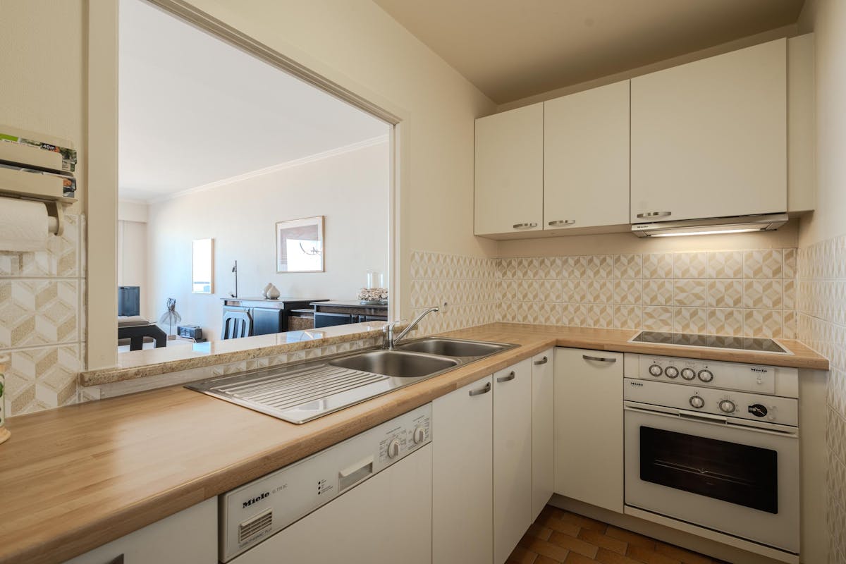 Spacious 2 bedroom apartment with frontal sea view - photo 5
