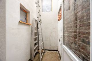 <p><span><span>Midden in het hart van de stad, ligt deze pas vernieuwde woning met wit geschilderde voorgevel en hoge plafonds. Zowel de technieken (elektriciteit en verwarming) als de afwerking zijn nieuw: zwarte alu-ramen met hoogrendementsglas, ingebouwde led-plafondspots, condensatieketel (gas), ventilatieroosters, videofoon, vernieuwd zadeldak en bakgoot, etc. Op het gelijkvloers vangt de living veel licht door grote raampartijen tot plafondhoogte. De  keramische tegels met houtmotief zijn geschrankt gelegd. Een achterdeur maakt de kleine koer toegankelijk vanuit de leefruimte. De grote toiletruimte (hangtoilet), werd verfraaid met een lavabomeubel. De keuken bevindt zich op een tussenniveau, dat bereikbaar is via een stevige betontrap met bekleding. Deze ingerichte greeploze eetkeuken met hoogglans, beschrijft een L-vorm en omvat volgende apparaten: koelkast, diepvriezer, oven, kookplaat, dampkap en een vaatwasser. De badkamer boven beschikt over een zwart meubel met ronde spiegel (ingebouwde verlichting), hangtoilet, inloopdouche (regenfunctie) met glazen wand en een witte designradiator. Aan de straatzijde op de eerste verdieping ligt de master bedroom met laminaatvloer en twee hoge ramen. Onder dak neemt de open slaapkamer de hele verdieping in. Het plafond is afgewerkt tot in de nok. De haast perfecte officiële Mobiscore beloopt 9,6 op 10.</span></span></p>