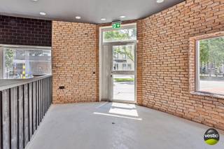 Dit opbrengstpand is gelegen op de Thonissenlaan 2 te Hasselt, meerbepaald op de Groene Boulevard in hartje Hasselt. <br /><br />In 2013 werd er een vergunning afgeleverd door de stad Hasselt ('Verbouwen van een meergezinswoning tot 8 studentenkamers met behoud van bestaande handelszaak') en werd de totaalrenovatie doorgevoerd, zo werden o.m. de verschillende kamers ingericht, het dak en de technieken vernieuwd. In 2023 werd de bestaande gevel gereinigd en gecoat, de gemeenschappelijke delen opgefrist, een gedeelte van de ramen vernieuwd en de badkamers in alle units vernieuwd.<br /><br />Op het gelijkvloers bevindt zich een handelruimte van ca. 75 m² met apart toilet en bureel- of bergruimte, de ruimte heeft een aparte toegang op de hoek. De ruimte is verhuurd aan 750 euro (handelshuurcontract).<br /><br />De 8 studentenkamers verspreiden zich op de bovenliggende verdiepingen en worden gemeubeld verhuurd. De oppervlaktes van de kamers variëren tussen de 17 m² en 28 m². Elke unit beschikt over een aparte badkamer, meerbepaald een douchecel, lavabo en toilet. De gemiddelde huurprijs van een kamer ligt rond de 450 euro (excl. 50 euro/maandelijkse kosten). De totale maandelijkse huurprijs bedraagt 3.600 euro/maand, alle kamers zijn verhuurd.<br /><br />Op de 2de verdieping is er een gemeenschappelijke geïnstalleerde keuken en een ontspanningsruimte. Hier kunnen de studenten vrij gebruik van maken.<br /><br />De fietsen kunnen overdekt gestald worden op de koer.<br /><br />Het pand is volledig onderkelderd.<br /><br />Dit pand met een absolute TOP locatie en een jaarlijkse huuropbrengst van ca. 60.000 EUR heeft een netto rendement van 5,5%!<br /><br />Pluspunten:<br />- 8 studentenkamers, instapklaar<br />- Privatieve badkamer per unit<br />- Gemeenschappelijke keuken en zithoek<br />- Ruime fietsenberging<br />- Elektriciteit handelspand en studentenkamers conform<br />- Zowel de handelsruimte als de verschillende studentenkamers zijn aparte kadastrale entiteiten<br />- Potentiele huurinkomsten: € 60.000,- / jaar - 5,5 % netto rendement<br /><br />Wil jij deze investeringsopportuniteit graag bezichtigen of wens je meer info? Maak dan snel een afspraak via het nummer 0474-73 64 84 of email stephanie@vestio.com.