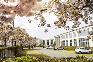 This 300 sq m warehouse, combined with 200 sq m of office space, enjoys an excellent location near Leuvensesteenweg in Zaventem. Its strategic location places the Steenokkerzeel exit of the E40 motorway just 2 km away, with quick access to the Brussels Ring (R0) only 2.5 km away. The property is also easily accessible by public transport, with Nossegem railway station just 1.5 km away and several bus stops within walking distance.<br /><br />The warehouse features a sectional overhead door and a separate pedestrian entrance, ensuring practical and efficient access.<br />The office space is located in a modern building within Ikaros Business Park and is fully equipped with all modern comforts. The business park also offers a wide range of amenities, including meeting rooms, a restaurant, seminar rooms, a daycare centre, and a fitness centre with showers. Ample parking is available, including EV charging stations.<br /><br />In addition, office spaces ranging from 137 sq m to 5,300 sq m are also available on the same site, making it an ideal location for growing businesses.<br /><br />Contact PANORAMA B2B for more information, floor plans or to arrange a viewing on +32 477 30 40 05.<br />