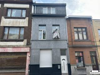 <p> </p><p><span><span>Op een centrale en locatie, bevindt zich deze karaktervolle en gerenoveerde woning met een bewoonbare oppervlakte van ca. 184 m². De woning werd in 2006 volledig gerenoveerd met oog voor comfort, kwaliteit en stijl, waarbij authentieke elementen en hedendaags wooncomfort mooi in balans zijn gebracht.</span></span></p><p><span><strong><u>Indeling:</u></strong></span></p><p><span><span>Bij het binnenkomen word je verwelkomd in een gezellige en ruime leefruimte met aansluitend een ingerichte keuken met de nodige toestellen. Achteraan bevindt zich de veranda, die toegang verleent naar de gezellige stadskoer.</span></span><br /><span><span>Op het gelijkvloers is ook een eerste badkamer aanwezig met inloopdouche, lavabo, toilet en aansluitingen voor wasmachine en droogkast.</span></span></p><p><span><span>Op de eerste verdieping bevindt zicht een tweede</span><strong> </strong><span>volwaardige leefruimte en keuken die voorzien is van de nodige toestellen, wat heel wat flexibiliteit biedt qua indeling: ideaal voor wie graag een aparte zithoek, bureau of speelruimte voorziet.</span></span><br /><span><span>Tevens is er ook een tweede badkamer met ligbad, toilet en lavabo aanwezig. De eerste slaapkamer heeft een oppervlakte van ca. 18,5 m<sup>2</sup> en is voorzien van een laminaat vloer.</span></span></p><p><span><span>De tweede verdieping beschikt nog over twee extra slaapkamers met een oppervlakte van 18,5 m<sup>2</sup> en ca. 11 m<sup>2</sup>.</span></span></p><p><span><strong><u>Troeven:</u></strong></span></p><ul><li><span><span>Gerenoveerd in 2006</span></span></li><li><span><span>3 slaapkamers &amp; 2 badkamers</span></span></li><li><span><span>2 leefruimtes voor flexibele indeling</span></span></li><li><span><span>Gezellige stadskoer</span></span></li><li><span><span>Gelegen in opkomende buurt met goede bereikbaarheid en voorzieningen in de buurt</span></span></li></ul><p><span><span>Ben je op zoek naar een ruime stadswoning met karakter én buitenruimte in 2060 Antwerpen? Dan is dit misschien wel jouw nieuwe thuis.</span></span></p>