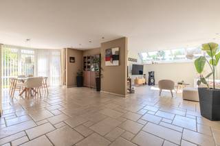 Op een mooi perceel van 1548 m² vinden we deze vrijstaande woning terug, gebouwd in 1991 en volledig instapklaar. Met een bewoonbare oppervlakte van maar liefst 327 m² biedt deze woning alle ruimte die u nodig heeft voor comfortabel wonen, zowel binnen als buiten.<br /><br /><strong>Rustige ligging in het groene Lanaken</strong><br />De woning is gelegen in een rustige straat in Neerharen-Lanaken, een gemeente die bekend staat om haar groene omgeving en aangename woonkwaliteit. U geniet hier van een ideale combinatie van rust en bereikbaarheid, met tal van wandel- en fietsmogelijkheden in de buurt.<br />Daarnaast bevindt u zich op korte afstand van winkels, scholen en belangrijke verbindingswegen. Ook de nabijheid van Maastricht vormt een grote troef, waardoor u geniet van een extra aanbod aan cultuur, horeca en shoppingmogelijkheden.<br /><br /><strong>Een praktische indeling met veel mogelijkheden</strong><br />Bij het binnenkomen betreedt u de inkomhal die u verder leidt naar de verschillende leefruimtes. De woonkamer is ruim en lichtrijk en vormt een aangename plek om te ontspannen. De houtkachel zorgt voor extra gezelligheid, terwijl het schuifraam een directe verbinding maakt met het terras en de tuin. Aansluitend bevindt zich de keuken, die praktisch is ingericht.<br /><br />Op het gelijkvloers bevindt zich bovendien nog een praktische bergruimte en een extra kamer die naar wens kan worden ingericht, ideaal als bureau, hobbyruimte of logeerkamer. Als ook is er een inpandige garage aanwezig!<br /><br />Op de eerste verdieping komt u via de nachthal terecht in vier volwaardige slaapkamers en drie badkamers. De master bedroom beschikt over een eigen badkamer en bijkomende bergruimte, wat zorgt voor extra privacy en comfort. Naast de master bedroom vindt u nog drie extra slaapkamers, waarvan twee rechtstreeks toegang hebben tot een badkamer. De derde kamer bevindt zich nabij een aparte badkamer, wat zorgt voor een praktische en comfortabele indeling.<br /><br />Daarnaast beschikt de woning nog over een zolder en een gedeeltelijke kelder, wat zorgt voor extra opbergmogelijkheden. Bovendien zijn er rolluiken aanwezig, inclusief aan het dakraam, waar deze automatisch bedienbaar zijn.<br /><br /><strong>Buiten genieten in alle rust</strong><br />De woning is volledig omheind en biedt daardoor optimale privacy. Via de automatische toegangspoort geniet u bovendien van extra comfort en veiligheid. De ruime, zuidwestgerichte tuin vormt een echte troef. Hier kunt u de hele dag door genieten van zon, rust en groen. Met terrassen aan zowel de voor- als achterzijde van de woning kiest u zelf waar u wilt ontspannen.. <br /><br /><strong>Waarom deze woning uw aandacht verdient</strong>
<ul>
<li>Vrijstaande en instapklare woning</li>
<li>5 slaapkamers en 3 badkamers</li>
<li>Ruime bewoonbare oppervlakte</li>
<li>Grote, zonnige tuin met veel privacy</li>
<li>Multifunctionele extra ruimte op het gelijkvloers</li>
<li>Afgesloten perceel met automatische toegangspoort</li>
<li>Rustige ligging in het groene Lanaken, nabij Maastricht</li>
</ul>
Interesse in deze ruime woonst? Neem contact met ons op via het nummer <span><strong>+32 (0)89 23 44 22</strong></span> of mail naar<span><strong> info@immoverslegers.be</strong></span>!