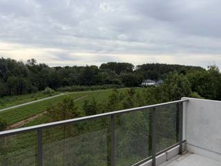 <p><span>Mooi appartement met 2 slaapkamers en één autostaanplaats te huur in het Elysia Park te Edegem.</span></p><p><span> </span></p><p><span>Het Elysia Park is een stijlvol en autovrij nieuwbouwproject dat kort geleden is gerealiseerd. Het betekent zorgeloos wonen in hedendaags comfort met zicht op groen.</span></p><p><span> </span></p><p><span>Dit parkappartement bevindt zich op de derde verdieping en grenst aan het natuurwandelgebied. </span></p><p><span> </span></p><p><span>105m² bewoonbare vloeroppervlakte + groot terras van12m² met Oost-oriëntatie gekoppeld aan de woonkamer .</span></p><p><span> </span></p><p><span>De slaapkamer heeft een aangenaam Zuidwest-terras.</span></p><p><span> </span></p><p><span>Modern afgewerkt, vloerverwarming, met veel inbouw-en opbergkasten in alle kamers, vestiaire, grote berging met wasplaats, open ingerichte keuken en raambekleding zorgt voor een werkelijk instapklaar appartement.</span></p><p><span> </span></p><ul><li><span>Onmiddellijk beschikbaar </span></li><li><span>170 EUR algemene kosten</span></li><li><span>water en elektriciteit op aparte meters</span></li><li><span>autostaanplaats op -1 inbegrepen</span></li><li><span>oplaadpaal in de parking</span></li></ul><p><span> </span></p><p><span> </span></p>