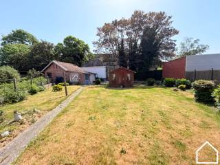 Welkom in de Orchideeënlaan 7 te Ieper<br /><br />Ligging:<br /><br />Deze verrassend ruime woning combineert comfortabel wonen met praktische extra’s. Met drie ruime slaapkamers, een zongerichte tuin, veranda, atelier en uitweg achteraan biedt deze woning heel wat mogelijkheden voor gezinnen of hobbyisten.<br /><br />Bekijk zeker onze vastgoedvideo via deze link https://www.youtube.com/shorts/KwyvFIqKYvU om een beter zicht te krijgen op de woning.<br /><br /><br />Algemeen:<br /><br />Ruime gezinswoning met veel lichtinval, praktische indeling, tal van bergruimtes en een aangename buitenomgeving.<br /><br />Indeling:<br /><br />Gelijkvloers<br /><br />U komt binnen via de inkomhal met toegang tot de verschillende leefruimtes. De lichtrijke woonkamer (32.20m²) sluit naadloos aan op de keuken, uitgerust met frigo, heteluchtoven, kookplaat en spoelbak (10.50m²). Verder zijn er een ruime berging (9.55m²), gastentoilet en een veranda (13.50m²) met zicht op de tuin.<br /><br />Eerste verdieping<br /><br />Op de eerste verdieping bevinden zich drie volwaardige slaapkamers (17.85m² - 15.75m² - 13m²). De badkamer is uitgerust met een ligbad en lavabo.<br /><br />Zolder<br /><br />De tweede verdieping beschikt over een ruime zolder met onderdak, ideaal als extra stockageruimte.<br /><br />Kelder<br /><br />De woning beschikt over een praktische kelder van 9 m², geschikt voor bijkomende opslag.<br /><br />Bijgebouw<br /><br />Achteraan bevindt zich een ruime fietsberging/atelier van 26 m². Deze ruimte is ideaal voor fietsen, hobby’s, opslag of als werkruimte. Dankzij de uitweg achteraan geniet u van extra gebruiksgemak.<br /><br />Tuin<br /><br />De zongerichte tuin vormt een absolute meerwaarde. Hier geniet u in alle rust van het buitenleven. Het aanwezige tuinhuis biedt bijkomende opbergruimte.<br /><br />Troeven van deze woning:<br /><br />Drie ruime slaapkamers<br />Zongerichte tuin<br />Veranda met zicht op de tuin<br />Ruim atelier/fietsberging van 26 m²<br />Uitweg achteraan en veel opbergmogelijkheden<br /><br />Heeft u interesse in deze ruime woning? Contacteer Frédéric vandaag nog voor een bezoek ter plaatse via verkoop@partnersinvastgoed of 057/21.93.36<br /><br />Bent u op zoek naar een huis, investering of ander vastgoed te koop? Of wenst u een gratis schatting van uw eigendom? Bij Partners in Vastgoed staan wij steeds klaar om u verder te helpen met al uw vastgoedvragen.