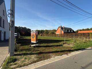 Rustig gelegen perceel bouwgrond voor halfopen bebouwing met een oppervlakte van 5 a 03 ca.De bouwgrond heeft een straatbreedte van 10,05 meter...