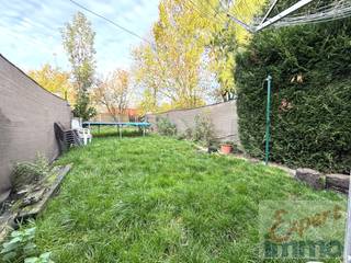 Een Zee van Ruimte, een Canvas voor Uw Dromen: Karaktervolle Woning met 4 Slaapkamers en Zonnige Tuin<br />Voelt u het ook?<br />De kriebel om een plek te vinden die écht als thuis voelt?💖<br />Een plek met karakter, een solide basis, en genoeg ruimte voor al uw dromen, uw gezin 👨‍👩‍👧‍👦 en uw toekomst.<br />Stop met zoeken. Deze uitzonderlijk ruime woning is geen doorsnee huis; het is een belofte. Een belofte van gezellige avonden, spelende kinderen in een veilige tuin en de vrijheid om uw eigen stempel te drukken. Met een beetje liefde en uw persoonlijke visie 🎨 transformeert u dit degelijke pand tot het warme nest dat u altijd al wilde.<br />Stel u de mogelijkheden eens voor...<br /><strong>🤍 Het Hart van de Woning: Leven op het Gelijkvloers</strong><br />Bij binnenkomst voelt u meteen de royale opzet. Dit is geen huis van krappe hoekjes, maar van ademruimte.<br /><strong>Een Warm Welkom</strong>: De <strong>ruime inkomhal</strong> 🚪 zet meteen de toon.<br /><strong>Ruimte om te Leven</strong>: De woning biedt een <strong>lichte voorplaats</strong> (ideaal als bureau 💻 of knusse zithoek 📚) en een <strong>aparte middenplaats</strong>, perfect voor een grote eettafel 🍽️ waar vrienden en familie samenkomen.<br /><strong>Culinair Potentieel:</strong> De aparte keuken 🍳 biedt alle mogelijkheden om uw droomkeuken te realiseren, met een praktische <strong>bijkeuken</strong> ernaast voor extra opslag en uw wasmachine 🧺.<br /><strong>Ongekend Praktisch:</strong> Een <strong>ruime, bijna droge kelder</strong> 📦 en <strong>diverse extra bergingen</strong> zorgen ervoor dat u nooit ruimte tekortkomt. Een apart toilet op het gelijkvloers is een must-have comfort.<br /><strong>🌳 Uw Privé Oase: De Gezellige Stadstuin</strong><br />Stap naar buiten via <strong>het terrasje</strong> ☕ en ontdek uw eigen, <strong>volledig afgesloten grastuin</strong>. Dit is uw privé-toevluchtsoord in de stad.<br />Een veilige speelplek voor de kinderen 🤸, een heerlijke plek voor een zomerse barbecue 🔥, of simpelweg een rustpunt om te genieten van de zon ☀️ met een goed boek. De gezelligheid van deze tuin is een pure bonus.<br /><strong>🌙 Rust en Privacy: De Verdiepingen</strong><br />Deze woning biedt plaats aan elk gezinslid, met maar liefst <strong>vier volwaardige, ruime slaapkamers</strong> 🛏️ verdeeld over twee verdiepingen.<br /><strong>Eerste Verdieping:</strong> Hier bevinden zich <strong>twee zeer ruime slaapkamers</strong>, badend in het licht.<br /><strong>Tweede Verdieping (Zolder):</strong> Onder het dak schuilen nog eens <strong>twee volwaardige kamers</strong>. Perfect voor tieners 🎧, een rustige thuiswerkplek, een hobbykamer of een luxueuze logeerkamer.<br /><strong>✨ De Details die het Verschil Maken</strong><br />Dit huis is meer than alleen stenen; het is een solide basis, klaar voor uw toekomst.<br /><strong>Solide Basis:</strong> Dit is een <strong>degelijke constructie</strong> 🛠️ die wacht op uw moderniseringsplannen. Het nodige "opfriswerk" 🖌️ is geen last, maar een kans om alles direct naar uw smaak te perfectioneren.<br /><strong>Warmte &amp; Comfort:</strong> Overal is <strong>centrale verwarming op aardgas</strong> 🔥 met een betrouwbare Vaillant brander.<br /><strong>Zorgeloos Parkeren:</strong> U hoeft nooit te zoeken naar een plekje dankzij de <strong>ruime parkeergelegenheid</strong> 🚗 <strong>direct voor de deur</strong>.<br /><strong>Slimme Timing:</strong> 💡 De woning is momenteel verhuurd (€850/maand), wat de wachttijd tot de akte dekt. Zodra de akte is verleden, komt de woning automatisch vrij voor uw eigen plannen.<br /><strong>Dit is uw kans om ruimte, karakter en potentieel te combineren op één adres. Wacht niet op de perfecte woning, maar creëer hem hier.<br />Voelt u de connectie? Neem vandaag nog contact op voor een persoonlijke rondleiding en laat u ter plaatse betoveren door de mogelijkheden.<br />📞Voor een bezoek, meer info of een bod, bel 056/705262 optie verkoop.</strong><br /><br /><u>Wettelijke info : </u><br />Stedenbouw : Geen beschermd monument, niet op inventaris , Vergund, Woongebied, Geen dagvaarding uitgebracht, Geen voorkooprecht ruimtelijke ordening aanwezig, Geen Verkaveling, geen overstromingsgebied, niet gelegen in afgebakend oevergebied, geen watergevoelige openruimtegebieden.<br />EPC : D -label, 329 kWh/m², met zonnepanelen te plaatsen bereik je al een C !<br />Asbest : Niet-Asbestveilig, 2 te verwijderen materialen 1 vensterbank en een cementbuis, tegen 2040<br />Elektriciteit : <br /><br /><br /> 