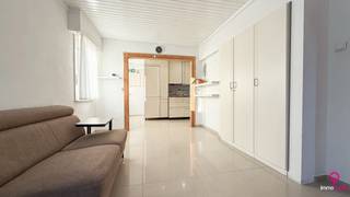 <p>Bij ImmoFusion 7/7 “open huis” : klik op onze 3D-TOUR.<br />Ervaar vastgoed alsof je er zelf doorloopt!</p>
<p>Stap binnen in deze veelzijdige woning met een <strong>vergunde loods van 110 m²</strong>, gelegen op een perceel van 762 m² in het hart van Beringen. Dit huis combineert een praktische indeling met veel lichtinval, ruime slaapkamers en een grote tuin, perfect voor gezinnen of ondernemers die wonen en werken willen combineren. De woning werd opgefrist in 2015 en is instapklaar, met <strong>EPC-label C</strong> voor een energiezuinig comfort.</p>
<p>Bij binnenkomst via de ruime inkomhal heb je direct toegang tot alle leefruimtes en de trap naar de bovenverdieping. Rechts vind je de gezellige woonruimte en de eerste eetruimte, links de tweede eetruimte met aansluitend de opgefriste keuken. De living is licht en ruim, met grote ramen die zorgen voor een aangename lichtinval. De woning beschikt over twee badkamers (één beneden en één boven, de bovenste dient verder afgewerkt te worden) en twee toiletten, voor extra comfort voor het hele gezin.</p>
<p>De volledige kelder met 2 slaapkamers biedt extra opslagruimte en praktische mogelijkheden. Op de bovenverdieping zijn er drie ruime slaapkamers, ideaal voor kinderen of een thuisbureau. De woning heeft een zolderruimte, perfect voor opslag of hobbyprojecten.</p>
<p>De ramen en deuren zijn van PVC met driedubbel glas, en het zadeldak is goed onderhouden. De woning is energiezuinig dankzij de aanwezige zonnepanelen (6.560 WP). Verwarming gebeurt via een efficiënt systeem dat de hele woning comfortabel houdt.</p>
<p>Buiten geniet je van een volledig omheind perceel met een tuin, die veel privacy biedt. De <strong>inpandige loods die ook apart bereikbaar is via de zijkant</strong> zorgt voor veel mogelijkheden, deze bevindt zich aan de achterkant en heeft een oppervlakte van <strong>110 m²</strong>, ideaal voor hobby’s, opslag of zelfstandige activiteiten.</p>
<p><strong>Pluspunten:</strong></p>
- Vergunde loods van 110 m²<br />- Veel lichtinval en ruime leefruimtes<br />- Opgefriste keuken en woonruimtes (2015)<br />- Twee badkamers en twee toiletten<br />- Zonnepanelen 6.560 WP<br />- Volledig onderkelderd<br />- 5 slaapkamers<br />- Inpandige garage en carport<br />- Energiezuinig, <strong>EPC C</strong><br />
<p>Gelegen in een rustige straat met uitstekende bereikbaarheid en nabij voorzieningen. Deze woning biedt een unieke combinatie van wooncomfort en praktische mogelijkheden.</p>
<p>Voor een bezichtiging ter plaatse of meer info, bel ons op 078/78.78.70, of kom gewoon binnen op ons kantoor, steeds welkom!</p>