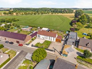 <p>Ideaal gelegen zal deze ruime eigendom van meer dan 350 m² grote gezinnen, vrije beroepen of zelfstandigen aanspreken die op zoek zijn naar een woning diewooncomfort combineert met een professionele ruimte.</p><p>Op het gelijkvloers bestaat de woning uit een ruime inkomhal, een polyvalente ruimte (speelkamer, bureau, enz.), een prachtige lichtrijke leefruimte met kathedraalplafond en houtkachel, en een grote volledig uitgeruste Dovy-keuken met eethoek die uitgeeft op de tuin.</p><p>Verder vindt u op het gelijkvloers twee slaapkamers, waarvan één met private douchekamer en toilet, een wasruimte/technische ruimte en een afzonderlijk toilet.</p><p>In de kelder bevindt zich een praktische kelder die extra opslagruimte biedt.</p><p>Op de verdieping beschikt de woning over een mezzanine die naar wens kan worden ingericht als bureau, slaapkamer of ontspanningsruimte, twee mooie slaapkamers en een prachtige, recent gerenoveerde badkamer met bad, douche, dubbele wastafel en toilet.</p><p>Een grote troef van deze eigendom is de onafhankelijke professionele ruimte, momenteel ingericht als medische praktijk. Deze omvat een consultatieruimte, een wachtzaal en toiletten, en is toegankelijk voor personen met beperkte mobiliteit. Hierdoor zijn tal van professionele activiteiten mogelijk. Een elektrische poort en een ruime parking bieden plaats aan patiënten of klanten van deze beroepsactiviteit.</p><p>Buiten geniet u van een prachtige tuin op een perceel van meer dan 15 are, met terras voorzien van een zonnescherm, vijver, kippenhok, tuinhuis, grote schommel en zijdelingse doorgang.</p><p>Technische kenmerken: EPC C, conforme elektriciteit, recent en geïsoleerd dak, PVC- en houten ramen met dubbele beglazing, condenserende gasketel (2018), afzonderlijke verwarmingsketel voor het professionele gedeelte, warmtepomp warm/koud, zonnepanelen met batterij van 3 kW, thermodynamische boiler, waterverzachter, parlofoon, alarmsysteem, camera’s, gemotoriseerde poorten, Quooker-kraan in de keuken, enz.</p><p>Een zeldzame eigendom met royale volumes, een uitstekend uitrustingsniveau en tal van gebruiksmogelijkheden, zowel privé als professioneel. U hoeft enkel uw koffers neer te zetten! Zeker een bezoek waard.</p><p>Informatie en bezoeken via: aurelie@immobeguin.be</p>