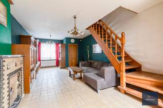 Deze woning met grondoppervlakte van 130m² te Wetteren wordt vandaag verkocht. De indeling van de eigendom als volgt; inkomhal die overgaat in...