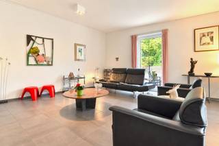 <p><span>ZALIG APPARTEMENT IN EEN KLEINSCHALIGE GEBOUW IN HET MIDDEN VAN DE STAD  </span></p><p><span> </span></p><p><span>Tijdloos en kwalitatief ingericht, voorzien van vloerverwarming en domotica.  <br />De lift brengt ons naar het tweede verdiep waar ruimte en licht ons verwelkomen.<br /><br />Een mooi inkomhal zorgt voor de verbinding tussen woon- en slaapgedeelte.  <br />De fraaie leefruimte met perfect ingerichte keukenhoek is vlot verbinding met een aangenaam woonterras.  <br /><br />Er zijn 2 slaapkamers en een parel van een badkamer met inloopdouche.  <br />Met extra grote bergruimte. </span></p><p><span> </span></p><p><span>SUPER CENTRAAL<br />ALLE COMFORT<br />VEEL RUIMTE<br />GROOT TERRAS</span></p><p><span> </span></p>