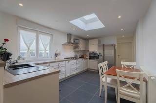 Ontdek deze rustig gelegen, toch dicht bij alle faciliteiten gezinswoning. De woning werd in 2017 gerenoveerd en bestaat uit een ruime woonkamer met eetplaats en open keuken, een ruime berging/wasplaats en apart toilet, op de eerste verdieping bevind zich een eerste slaapkamer en een badkamer met ligbad, inloopdouche, dubbele wastafel en wc, de zolderverdieping werd volledig ingericht tot 2 slaapkamers. Geniet van alle rust in de zuid georiënteerde tuin met zicht op de velden.