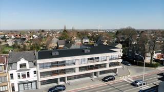 VALIMMAS verkoopt in Residentie KASTANJEHOF dit commercieel gelijkvloers HR C.0.2-1 in een welgelegen en stijlvol nieuwbouwproject met 3 mooie commerciële ruimtes, 14 appartementen, 19 ondergrondse + 4 bovengrondse autostandplaatsen, 16 kelders en een gemeenschappelijke fietsenstalling.   

Deze handelsruimte (± 229m²) kan eventueel samengevoegd worden met nog één andere aanpalende handelsruimte (tot maximaal ± 359m² en kelders). Er zijn eveneens vier nog 3  parkeerplaatsen voor het gebouw (kant Kastanjelaan) beschikbaar. Het handelsgelijkvloers wordt casco afgewerkt en opgeleverd. 

Commerciële topligging langsheen de N9, op de hoek van de Nerviërsstraat met de Kastanjelaan, in de onmiddellijke nabijheid van winkels, scholen, centrum, horeca, bushalte De Lijn,… en met makkelijke verbindingen naar Brussel, Ring 0, E40, diverse industriezones, …   

Contacteer ons gerust vrijblijvend voor meer informatie: info@valimmas.be - 02/452.59.25.   
