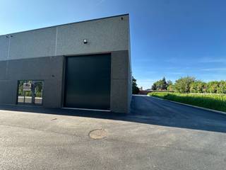 Nieuwbouw KMO-unit met een oppervlakte van 206 m² te koop vlak bij de Meensesteenweg met een onmiddellijke verbinding naar de A19 op- en afrit...