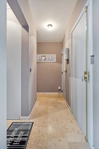 <strong>Penthouse met ruim terras en prachtig uitzicht te Sint-Agatha-Berchem<br /><br /></strong>Ontdek dit prachtige penthouse, centraal gelegen nabij alle faciliteiten zoals winkels, openbaar vervoer en belangrijke invalswegen.<br />Het appartement bevindt zich op de 4de verdieping van een goed onderhouden mede-eigendom en is toegankelijk zowel via de lift (rechtstreeks tot in het appartement) als via de traphal.
<p>De inkomhal is ruim en praktisch ingericht, met vestiaire en afzonderlijk toilet.<br />De lichtrijke leefruimte geeft uit op een prachtig, groot terras (43m²) met een open verzicht — de ideale plek om te ontspannen. De keuken is volledig uitgerust en biedt alle nodige comfort, inclusief aansluitingen voor wasmachine en droogkast. De ruimte is netjes afgewerkt en beschikt over een ruime, functionele indeling.</p>
<p>Verder beschikt het appartement over één ruime slaapkamer (16 m²) met een aansluitende douchekamer, voorzien van een lavabomeubel en douche.<br /><br />Bovendien is er een autostaanplaats, gelegen in de gemeenschappelijke garage, inbegrepen in de vraagprijs.</p>
<p><strong>Extra troeven:</strong></p>
<ul>
<li>Recente gasketel (2020)</li>
<li>Elektriciteit conform</li>
<li>Veiligheidsdeur</li>
</ul>
<p>Een unieke kans: een instapklaar penthouse op een centrale en gegeerde ligging, waar comfort centraal staat.<br /><br /><strong>Interesse? </strong>Aarzel niet en plan uw bezoek via de website van Living Stone.</p>