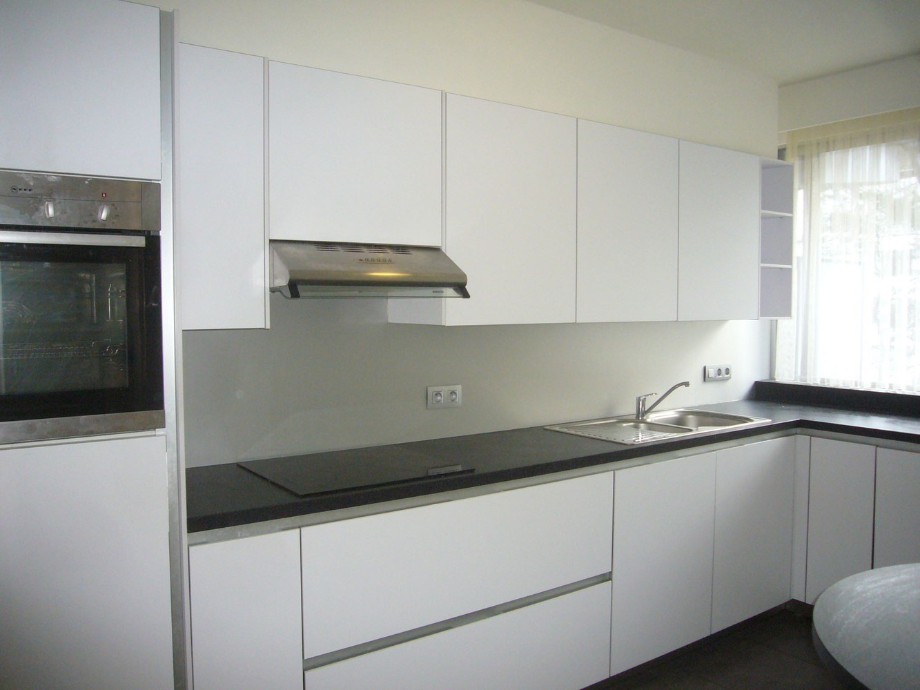 Genk, Weg naar As 117 bus 22 – Ruim, centraal gelegen appartement met 3 slaapkamers, berging, terras, garage en kelderberging - foto 4