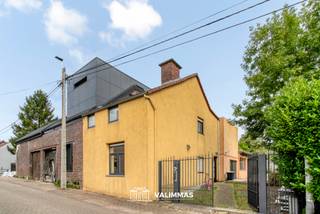 VALIMMAS verkoopt deze volledig gerenoveerde landelijke driegevelwoning met koer en tuintje, op 2 are 50 ca.     

Het gelijkvloers bestaat uit een ruime living een eetkamer, een inbeouwde keuken, een badkamer met grote inloopdouche en een tuinberging.    
De verdieping herbergt een nachthal met toilet, drie slaapkamers waarvan één met mezzanine, en een badkamer met douche.   
Er is tevens een kelder aanwezig.   
De oprit opzij biedt plaats aan twee wagens.    

Totaal gerenoveerde woning, uitgerust met alle comfort. Sfeervolle inrichting en decoratie, in zeer nette staat.    
Gevels geïsoleerd en vervolgens bezet met sierpleister. Elektrische installatie corform AREI (blanco attest 14/8/18). Asbestveilig. Alarmsysteem.   

Rustig gelegen in een aantrekkelijke en residentiële straat te Asse-ter-Heide, op wandelafstand van bushalte De Lijn – Mobiscore = 7,6/10. 