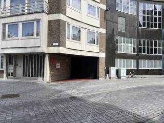 Afgesloten garagebox gelegen langs de Gentstraat te Oostende. De garage is gemakkelijk bereikbaar en het complex is afgesloten van de straat met...