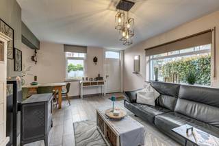 <p>In Liedekerke, op een gunstige locatie (650 m van het centrum) met vlotte verbindingen naar de omliggende gemeenten, bevindt zich deze <strong>alleenstaande en instapklare woning</strong>, die in 2005 grondig werd gerenoveerd. De woning combineert aangename leefruimtes met een praktische indeling, een mooie tuin en interessante uitbreidingsmogelijkheden. Op het <strong>gelijkvloers</strong> komt u binnen via de inkomhal. De lichtrijke woonkamer sluit aan op de functionele keuken met rechtstreekse toegang tot het terras en de tuin. Verder vindt u hier een <strong>slaapkamer/dressing</strong>, een volledig ingerichte badkamer, een afzonderlijk toilet en een <strong>inpandige garage van ca. 20 m²</strong>. De <strong>eerste verdieping</strong> beschikt over een ruime slaapkamer van ca. <strong>22 m²</strong> en een royale bureau-/videruimte van ca. <strong>27 m²</strong>. Deze ruimte biedt de mogelijkheid om een <strong>derde slaapkamer</strong> te creëren. Daarnaast is er een tweede toilet van ca. <strong>5,5 m²</strong>, waar reeds aansluitingen voorzien zijn voor de eventuele inrichting van een <strong>tweede badkamer</strong>. Buiten geniet u van een <strong>aangelegde tuin met terras</strong>. Een bijkomende troef is dat een gedeelte van de grond <strong>uitbreidingsmogelijkheden</strong> biedt. Naast de inpandige garage beschikt de woning over een <strong>vrijstaande garage van ca. 15 m²</strong>, aangevuld met buitenparkeergelegenheid. Ook technisch heeft de woning heel wat te bieden: <strong>asbestveilig</strong>, PVC-schrijnwerk met dubbele beglazing en <strong>centrale verwarming op aardgas</strong>, aangevuld met een gezellige houtkachel. Dankzij de centrale ligging in Liedekerke zijn <strong>Brussel en Aalst</strong> vlot bereikbaar. Ook openbaar vervoer, winkels, scholen en andere dagelijkse voorzieningen bevinden zich in de omgeving. <strong>Troeven:</strong> Alleenstaande woning – Grondig gerenoveerd – Instapklaar – Mogelijkheid tot 3 slaapkamers – Mogelijkheid tweede badkamer – Tuin en terras – Uitbreidingsmogelijkheden – 2 garages – Asbestveilig – Dubbele beglazing – CV op aardgas. Een veelzijdige woning met veel ruimte en potentieel op een gunstige locatie!</p>