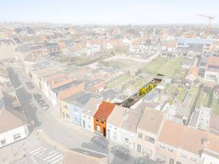 In een rustige en goed gelegen buurt vinden we deze op te frissen woning met veel potentieel en een uitzonderlijk groot perceel van 201 m². Dankzij de grote zonnige tuin is dit de ideale woning voor wie op zoek is naar ruimte en mogelijkheden om alles verder naar eigen smaak aan te passen.

Via een inkomhalletje kom je in de languitgerekte leefruimte. Aansluitend in het verlengde bevindt zich de open keuken, gevolgd door de badkamer en een apart toilet. Nog verder achteraan vinden we een praktische wasruimte en een extra ruimte die perfect kan dienen als berging, verandaruimte of zelf als derde slaapkamer. Door het smalle en diepe perceel ligt alles mooi achter elkaar, wat zorgt voor een verrassend ruime woning.

Op de eerste verdieping bevinden zich twee ruime slaapkamers. Daarboven is er nog een zolderruimte die ideaal is als extra opbergruimte.

Met een bewoonbare oppervlakte van 112 m² en een perceel van maar liefst 201 m² biedt deze woning enorm veel mogelijkheden voor wie op zoek is naar een woning met een grote tuin op een goede locatie. Een ideale kans voor wie ruimte, potentieel en een zonnige tuin belangrijk vindt.

👉 Plan nu je bezoek via jens@keyimmo.be of 0496 41 55 77 en ontdek deze kans in Blankenberge.