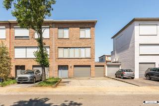 <h1><span>Instapklare en energiezuinige bel-etage met 3 slaapkamers, 2 garages en zonnige tuin in Hoevenen</span></h1><p><span>Welkom in deze verzorgde en instapklare bel-etage, rustig gelegen aan de </span><span>Palmenlaan 45 te Hoevenen</span><span>. Hier geniet u van een aangename woonomgeving in een rustige straat, terwijl het centrum van Hoevenen, winkels, scholen, openbaar vervoer en andere dagelijkse voorzieningen zich op korte afstand bevinden.</span></p><p><span>Deze woning combineert ruimte, comfort en energiezuinig wonen. Met een </span><span>EPC-label B</span><span>, een </span><span>conforme elektrische installatie</span><span>, </span><span>15 zonnepanelen met een 10 kWh thuisbatterij</span><span>, airconditioning en pergola met zonnewering bent u verzekerd van een toekomstgerichte en energie-efficiënte woning.</span></p><h3><span>Gelijkvloers</span></h3><p><span>Via de ruime inkomhal bereikt u de inpandige garage (ca. 20 m²), de praktische wasplaats met aansluitingen voor wasmachine en droogkast en een apart gastentoilet met handenwasser. Daarnaast beschikt de woning over een </span><span>tweede garage</span><span>, ideaal voor een extra wagen, fietsen of bijkomende bergruimte.</span></p><h3><span>Eerste verdieping</span></h3><p><span>Op de eerste verdieping bevindt zich de ruime en lichtrijke leefruimte van ca. </span><span>47 m²</span><span>, waar grote raampartijen zorgen voor een aangename natuurlijke lichtinval. De keuken werd vernieuwd in 2007 en is volledig uitgerust met een AEG-oven,inductievuur, dubbele spoelbak, vaatwasser, koelkast en diepvriezer. Vanuit de keuken heeft u toegang tot een gezellig terras.</span></p><h3><span>Tweede verdieping</span></h3><p><span>Hier bevinden zich drie comfortabele slaapkamers van ca. </span><span>12 m², 12 m² en 8 m²</span><span>, afgewerkt met een onderhoudsvriendelijke laminaatvloer. De badkamer (ca. 8 m²) beschikt over een ligbad, douche, dubbele lavabo en een tweede toilet.</span></p><h3><span>Tuin</span></h3><p><span>De volledig aangelegde, </span><span>noordwest georiënteerde</span><span> tuin biedt de ideale plek om vanaf de middag tot 's avonds van de zon te genieten. Achteraan bevindt zich bovendien een praktisch tuinhuis voor extra opslagruimte.</span></p><h3><span>Troeven</span></h3><ul><li><span>EPC-label </span><span>B</span></li><li><span>Conforme elektrische installatie</span></li><li><span>15 zonnepanelen met </span><span>10 kWh thuisbatterij</span></li><li><span>Twee garages</span></li><li><span>Airconditioning</span></li><li><span>Zonnewering</span></li><li><span>Vernieuwde keuken (2007)</span></li><li><span>Rustige, residentiële ligging nabij het centrum</span></li><li><span>Vlotte verbinding naar winkels, scholen en openbaar vervoer</span></li></ul><p><span>Bent u op zoek naar een ruime, instapklare en energiezuinige gezinswoning met veel comfort, een uitstekende bereikbaarheid en een rustige ligging? Dan is deze woning absoluut een bezoek waard.</span></p>