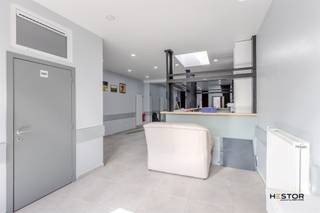 Bent u op zoek naar een perfect gelegen handelsruimte? Dan is dit pand precies wat u zoekt! Gelegen in het bruisende hart van Sint-Niklaas,...