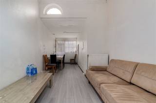 Handelshuis met woonst - thans ingedeeld als winkel + 2 verhuurde studio's te koop in Antwerpen aan de Sint-Gummarusstraat 50 Gelegen op een centrale...