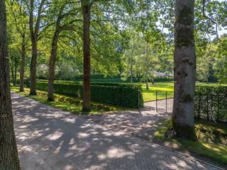Uitzonderlijke bouwgrond van 4.053 m² op toplocatie in Schilde<br /><br />Op een absolute toplocatie in één van de meest gegeerde buurten van Schilde bevindt zich deze unieke bouwgrond van 4.053 m². Een zeldzame opportuniteit voor wie een exclusieve droomwoning wil realiseren in een groene en bijzonder rustige omgeving.<br /><br />Het perceel combineert ruimte, privacy en uitstekende bouwmogelijkheden en geniet dankzij de ligging aan bosgrond van een uitzonderlijk gevoel van rust en natuur.<br /><br />Troeven van het perceel:<br />• Ruime oppervlakte: 4.053 m² <br />• Breedte: ca. 55 meter <br />• Diepte: ca. 75 meter <br />• Zuidwestelijke oriëntatie met zon vanaf de namiddag tot ’s avonds <br />• Achterzijde grenzend aan bosgrond voor maximale privacy <br />• Rustige en sfeervolle straat met slechts één directe buurzijde <br />• Eén van de laatste beschikbare bouwgronden in Schilde <br /><br />Bouwmogelijkheden volgens vernieuwd RUP (sedert juni 2026):<br />• Bouwvlak tot 45 meter diep vanaf de rooilijn <br />• Mogelijkheid tot 500 m² overdekte bebouwde oppervlakte <br />• Extra mogelijkheid tot 10% verharding van de grondoppervlakte <br /><br />Het perceel is volledig bouwklaar en reeds voorzien van:<br />• Degelijke omheining <br />• Toegangspoort <br />• Aangeplante randen voor extra groen en privacy <br />• Open karakter dankzij de beperkte aanwezigheid van bomen op het perceel zelf <br /><br />Een uitzonderlijke kans voor wie op zoek is naar een ruime bouwgrond met maximale ontwerpvrijheid, waar architectuur, natuur, rust en exclusiviteit samenkomen.<br /><br />* Mogelijkheid tot aankoop van de achterliggende bosgrond van één van de buren, wat bijkomende privacy en een nog grotere verbondenheid met de natuur kan creëren.<br /><br />Voor meer informatie of een persoonlijke rondleiding op dit unieke perceel nodigen wij u graag uit om contact met ons op te nemen met Sigalit via Sigalit@reds.be of op 0475668474