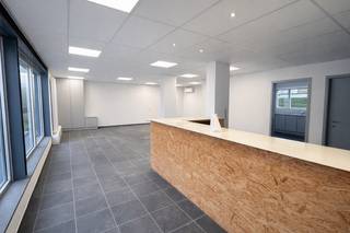 Goed gelegen handelspand (228m²) te huur in Lokeren, geschikt voor diverse commerciële activiteiten.Het pand omvat een ruime handelsruimte met...