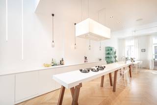 Exclusief herenhuis in het hart van Leuven, gelegen in de Justus Lipsiusstraat, ooit het karaktervolle molenhuis van de wijk en vandaag een uitzonderlijke woonparel. Na een totaalrenovatie in 2016 biedt deze unieke eigendom 273 m² bewoonbare oppervlakte plus 45 m² kelder, waarbij authenticiteit en hedendaagse luxe naadloos in elkaar overvloeien.<br />Op het gelijkvloers ontvouwt zich een open leefruimte met visgraatparket, een indrukwekkende designkeuken met een eiland van 7 meter in Korian, en een gezellige zithoek met ramen van vloer tot plafond. De leefruimte geeft uit op een prachtig terras en stadstuin, volledig omringd door groen en met 100% privacy. De achtergevel in Afromosia en de ingemaakte kasten in dezelfde houtsoort versterken de warme, exclusieve uitstraling.<br />De tussenverdieping biedt een polyvalente ruimte—ideaal als bureel, speelruimte of creatieve zone—met een indrukwekkende vide en grote glaspartijen die het huis doordrenken met licht.<br />Op de eerste verdieping bevindt zich de master suite met originele plankenvloeren, authentieke deuren en een ensuite designbadkamer. De royale overloop benadrukt opnieuw de grandeur van het herenhuis.<br />De tweede verdieping telt twee grote slaapkamers, opnieuw met plankenvloeren en hoge plafonds, perfect voor gezin, gasten of hobbyruimte.<br />Het derde verdiep verrast met een volwaardige studio/slaapkamer/bureau, voorzien van een tweede badkamer en een sfeervolle mezzanine—een ideale plek voor zelfstandigen, tieners of logees die hun eigen cocon wensen.<br />Met zonnepanelen, thuisbatterij en EPC B combineert dit herenhuis moeiteloos modern wooncomfort met een uitzonderlijk niveau van energie-efficiëntie.<br />Een absolute parel in Leuven: een woning waar karakter, authenticiteit, hedendaagse luxe en verfijnde afwerking elkaar versterken tot een uniek geheel.<br />info@covas.be // 016 40 60 20 // www.covas.be