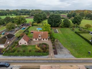 <p>Prachtige klassieke villa op een ruim perceel van 40a95ca.<br /><br />Bent u op zoek naar een klassieke villa met oprijlaan op een ruim perceel van 40a95ca met 50m straatbreedte? Dan is dit pareltje misschien wel iets voor u.<br /><br />Indeling gelijkvloers: inkomhal, zitplaats, eetplaats, keuken, berging, wasplaats en bureau (nu dressing)<br />Indeling verdieping: 3 slaapkamers en badkamer<br /><br />Verder is de villa voorzien van dubbele garage met op het verdiep een studio met aparte toegang. Achteraan de woning een ruim overdekt terras met zicht op het zwembad en de rest van de tuin. Ook is er nog een extra bijgebouw voorzien.<br /><br />Met zonnepanelen en een batterij is het geheel compleet!<br /><br />Qua ligging zitten we hier op de Stippelberg in Westerlo. Met een vlotte centrale verbinding naar de omliggende gemeenten. Alsook de vele fiets- en wandelpaden in de omgeving zijn hier zeker het vernoemen waard.<br /><br />Bent u geïnteresseerd en wenst u een bezoek? Bel ons op het nummer 014 58 02 08.</p>