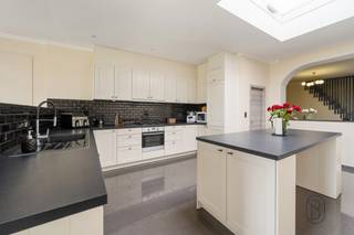 Ontdek deze volledig instapklare gerenoveerde woning met 4 slpk en tuin, rustig gelegen in de Oudestraat, en dit nabij centrum van Ronse.De indeling...