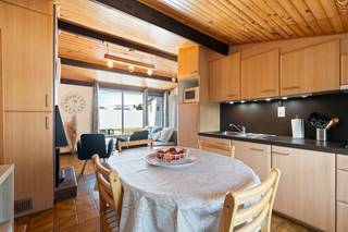 <strong>Te koop: vakantiewoning te domein Sunparks.</strong><br /><br />Ontdek deze verzorgde vakantiewoning in Sunparks Oostduinkerke, een ideale combinatie van comfort, ontspanning en gebruiksgemak. De woning beschikt over een praktische indeling en biedt alle ruimte om zorgeloos te genieten met familie en vrienden. Als eigenaar profiteert u van de uitgebreide faciliteiten en het aangename karakter van het vakantiepark.<br /><br /><strong>Indeling:</strong><br />inkom, leefruimte, badkamer met toilet, twee slaapkamers, zongerichte tuin met berging<br /><br /><strong>Troeven:</strong>
<ul><li>Goede staat</li><li>Veel te beleven</li></ul>
Wenst u meer informatie? Contacteer Arne Dewitte via 058 53 37 40<br />