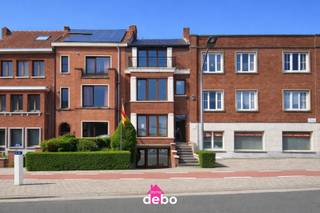 <strong>Ruime burgerwoning met warme ziel nabij centrum Kortrijk</strong><br />Welkom in deze charmante burgerwoning in de Burgemeester Felix de Bethunelaan 53 te Kortrijk. Een huis met karakter, veel licht en verrassend veel ruimte, op een topligging vlak bij het bruisende centrum en op wandelafstand van openbaar vervoer, winkels en voorzieningen.<br />Binnen ontdekt u een ruime inkomhal, een lichtrijke leefruimte met gezellige uitstraling en een volledig uitgeruste leefkeuken. Daarnaast zijn er een praktische berging met aansluiting voor wasmachine en droogkast, en een apart toilet.<br />Op de eerste verdieping bevinden zich twee grote slaapkamers en een ruime badkamer met jacuzzibad. De tweede verdieping biedt nog twee volwaardige slaapkamers. Verder beschikt de woning over een zolder en een grote garage met verschillende bergingen.<br />Deze woning heeft alle troeven om uit te groeien tot een heerlijke thuis. Met een subtiele, hedendaagse opfrissing van de binneninrichting komt haar warme karakter nog mooier tot zijn recht.<br /><strong>Zin om deze woning te ontdekken? Bel voor een bezoek: 0495 53 48 65</strong>