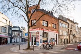 Gelegen in een levendige wijk vlakbij het historische centrum van Antwerpen, biedt dit handelspand een uitstekende bereikbaarheid dankzij de...
