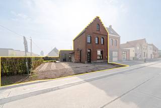 Op zoek naar een woning met karakter en ruimte in Deerlijk? Deze charmante woning werd reeds grondig gerenoveerd en kan mits enkele kleine afwerkingen helemaal in orde worden gemaakt!<br />De woning beschikt momenteel over 2 slaapkamers, met dankzij de vaste trap naar de zolder de mogelijkheid om extra kamers te creëren. De recente uitbouw met ruime keuken en zicht op de tuin vormt dé grote troef van de woning.<br /><br />TROEVEN:<br />* Recente uitbouw<br />* Ruime oprit<br />* EPC B<br />* Asbestveilig<br />* 2 slaapkamers + uitbreidingsmogelijkheden op zolder<br />* Vernieuwde badkamer<br /><br />INDELING: ruime inkomhal met gastentoilet en kelder, leefruimte en recente uitbouw met keuken en zicht op de tuin. Op de eerste verdieping bevinden zich 2 slaapkamers en een vernieuwde badkamer. De zolderverdieping biedt extra mogelijkheden.<br /><br />Interesse? Contacteer Vlaemynck Vastgoed voor meer info of een bezoek!<br /><br />REF.: LS/26115/TK