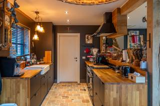 Deze <strong>supergezellige energiezuinige pastoriewoning</strong> is gelegen nabij het <strong>centrum van Gullegem</strong>.<br /><strong>Duurzame materialen</strong> maken de woning warm en cosy. Door de voorziening van <strong>zonnepanelen en thuisbatterij</strong> is de woning superzuinig met <strong>LABEL A</strong>. Het vaste meubilair is overal consequent uitgevoerd voor wie houdt van <strong>charme</strong>. <br /><br />Indeling woning: Inkom met toilet, <strong>living</strong> met <strong>zitplaats en eetplaats</strong> met <strong>open keuken</strong> alles uitgevend op de <strong>gezellige tuin met zwemvijver </strong>en <strong>groot bijhuis</strong> in dezelfde stijl gebouwd. Er is een tweede inkom op de zijkant van de woning die toegang verschaft tot de <strong>garage</strong> en keuken. Gans de woning is voorzien van <strong>parket</strong> met uitzondering van de keuken. De trap in de living leidt ons naar de eerste verdieping. <strong>Drie ruime slaapkamers</strong> en een <strong>grote badkamer met ligbad</strong> <strong>en</strong> supergrote <strong>douche</strong> zorgen voor het nodige comfort. Afzonderlijk mooi ingericht rustgevend toilet maken de inrichting af. Naast de badkamer is ook een linnenkoker voorzien die de was aflevert bij de wasmachine en droogkast in de garage. Op de overloop is er een <strong>bureelplaats</strong> voorzien. Een vaste trap verschaft toegang naar de <strong>grote zolder</strong> die <strong>kan ingedeeld worden in een 4e slaapkamer</strong> en een <strong>zoldergedeelte</strong>. De woning is gelegen op het einde van een <strong>doodlopende straat.</strong> Wg,Vv,Gvkr,Gdv,Vg <br /><br /><strong>RICHTPRIJS: €675.000</strong><br /> <br />Wenst u een bezoek? Neem contact op met Frank Lagae: 0475 674 835 of frank@dekeyser.immo